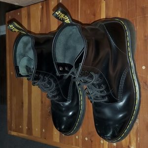 Dr martens boots. Size 10, black leather color, rubber soles, good conditions.